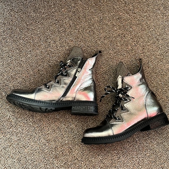 Super fun shiny boots - Picture 2 of 9